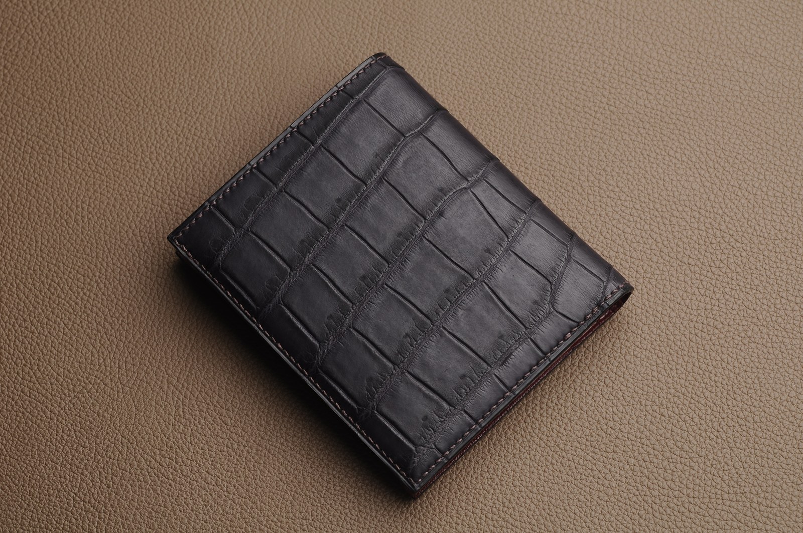 Closed black crocodile leather vertical wallet